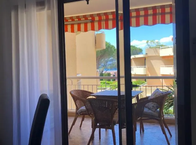 Апартаменти Un Grand Face Au Port De Santa Lucia *